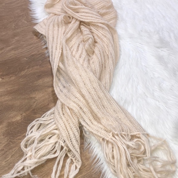 Gorgeous light tan blanket fringe scarf - Picture 2 of 3